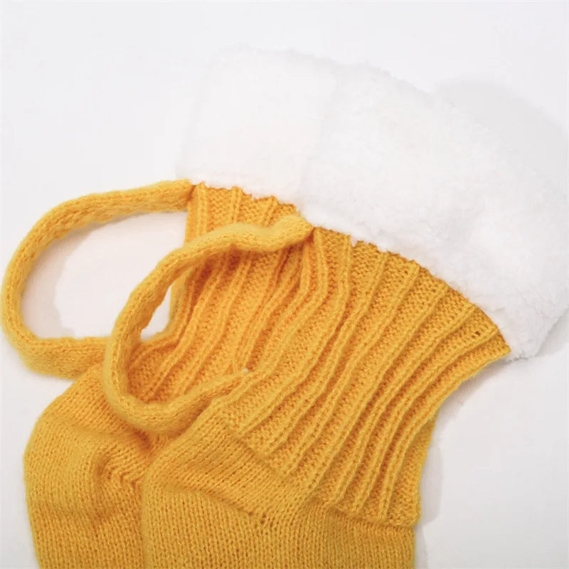 🟡 Calcetines de lana tejidos con forma de cerveza