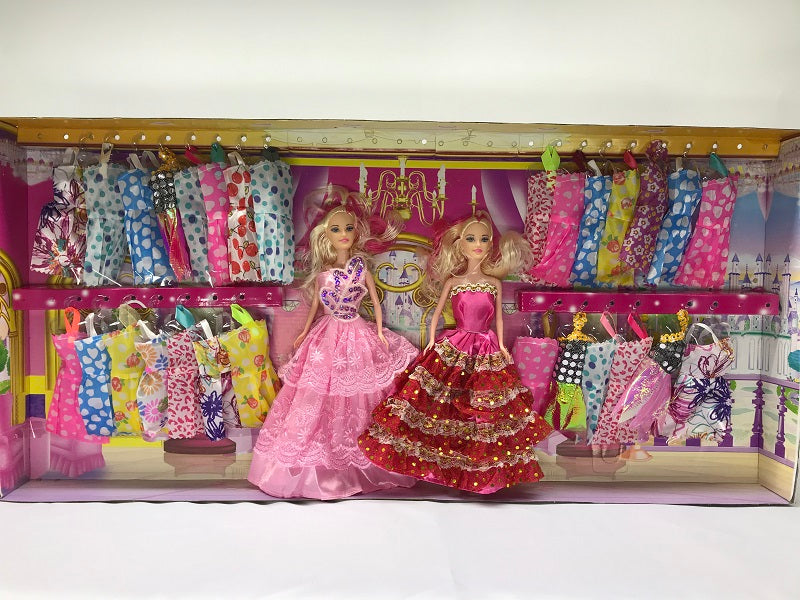 Muñecas con 30 vestidos